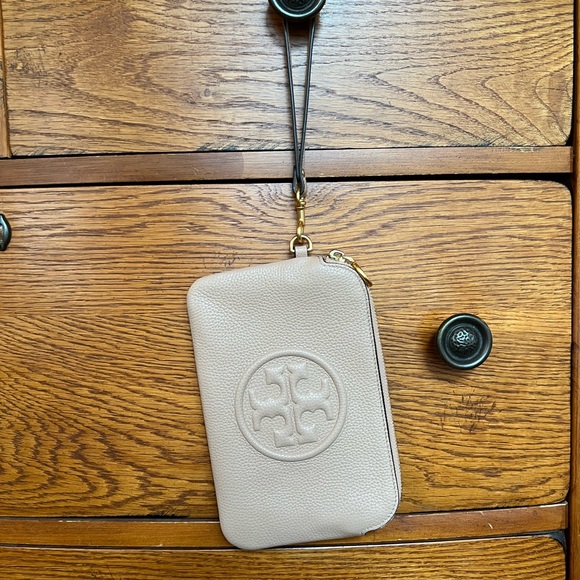 Tory Burch Tan Pebbled Leather Perry Bombe Wristlet - Picture 12 of 13